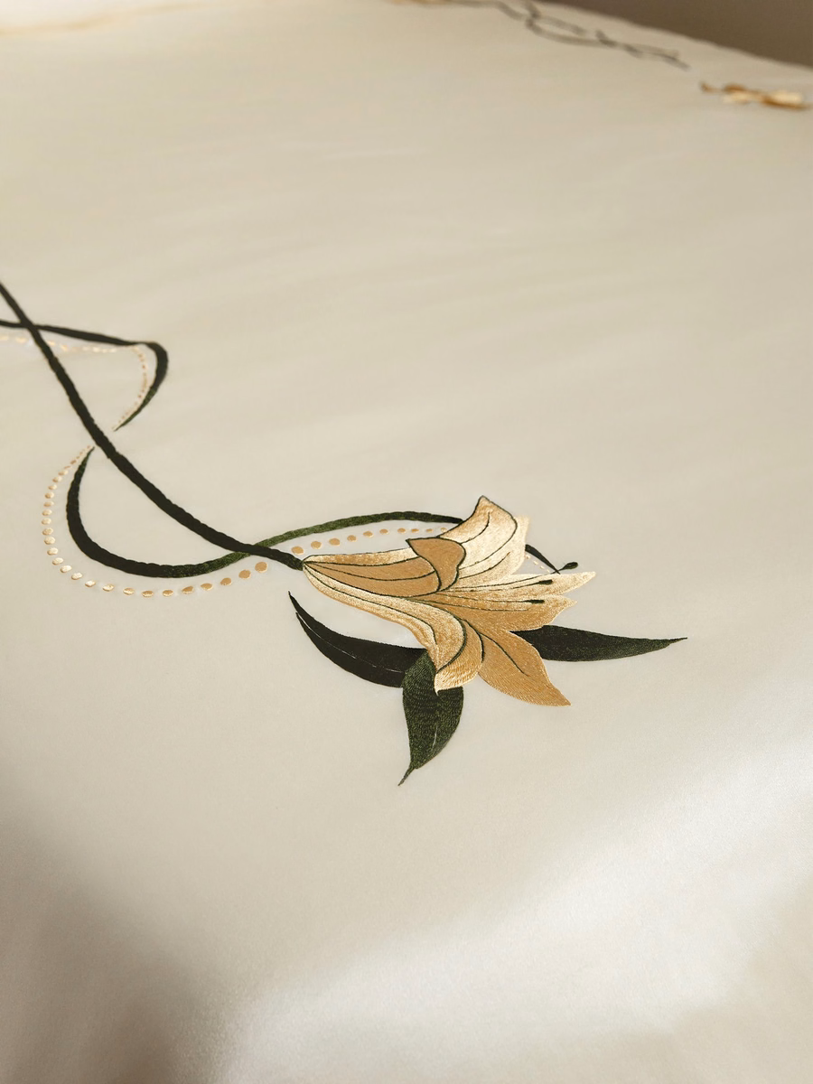 Seidenbettbezug mit Lilien-Stickerei