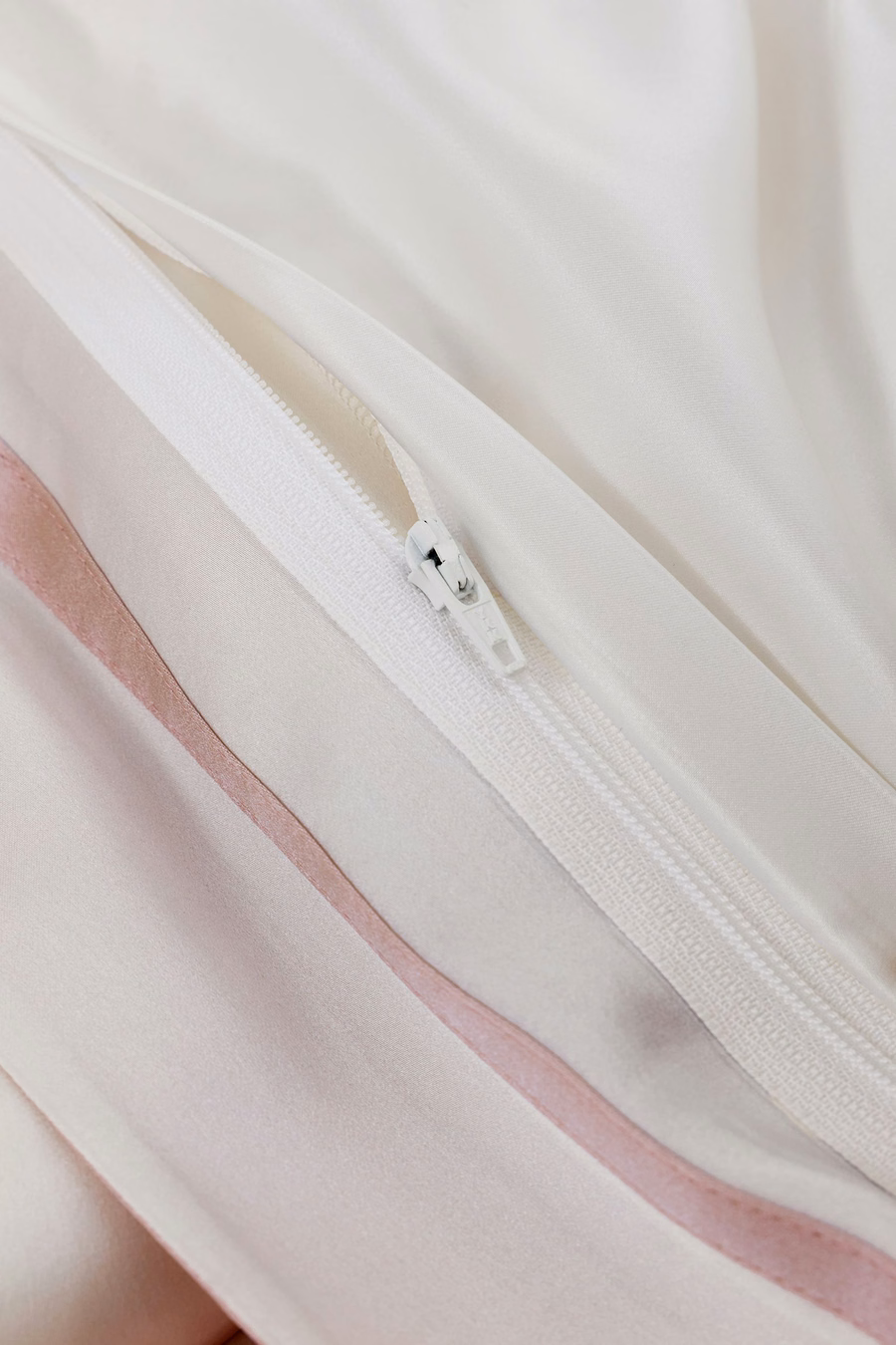 Essential Contrast-Trim Seidenumschlag-Kissenbezug