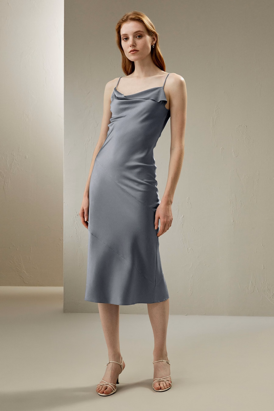 Kragenloses schräg geschichtetes Seidenkleid