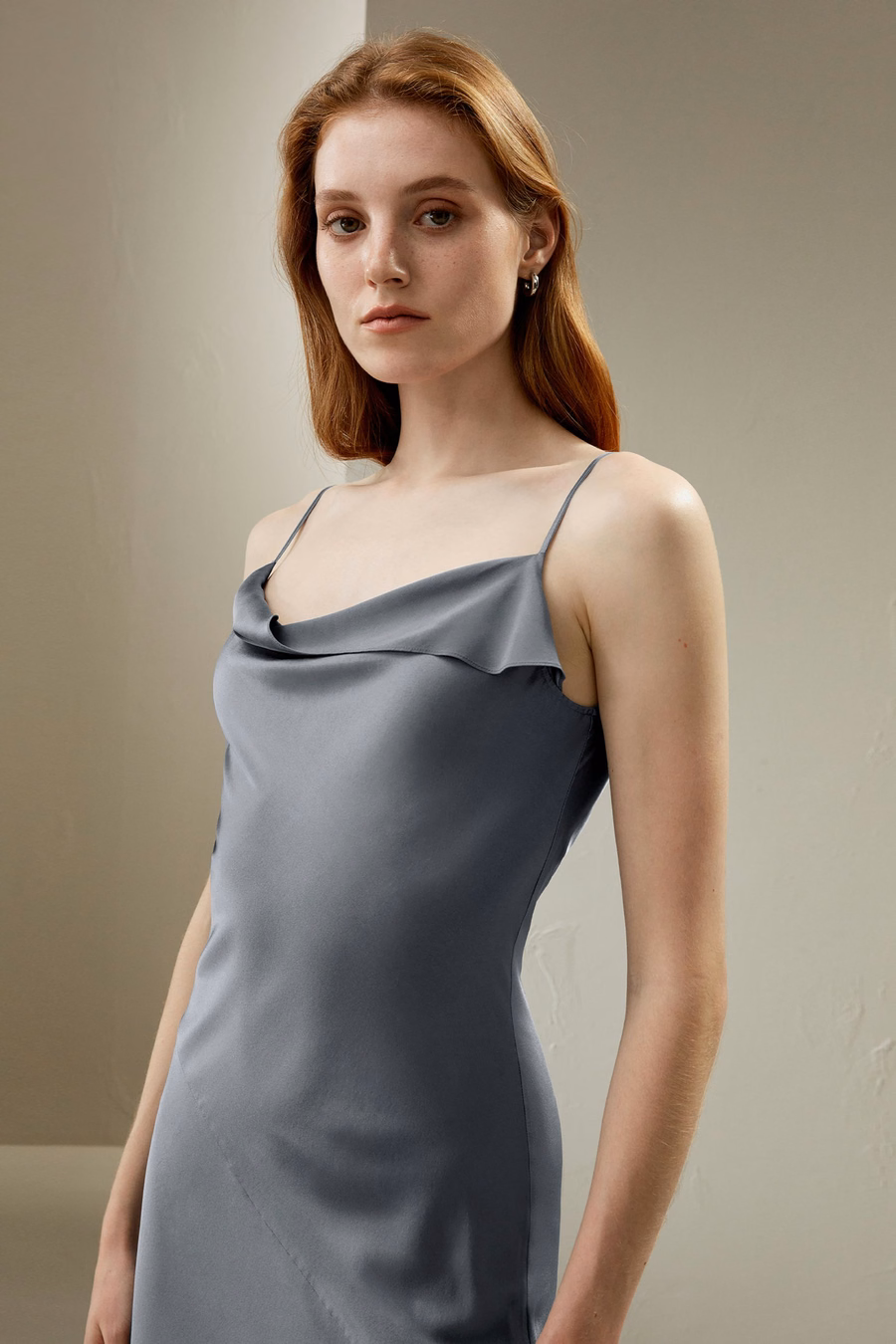 Kragenloses schräg geschichtetes Seidenkleid