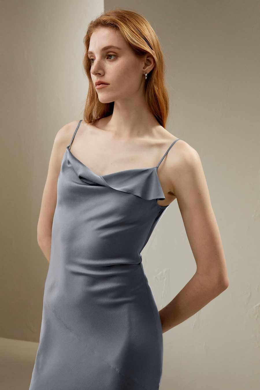 Kragenloses schräg geschichtetes Seidenkleid