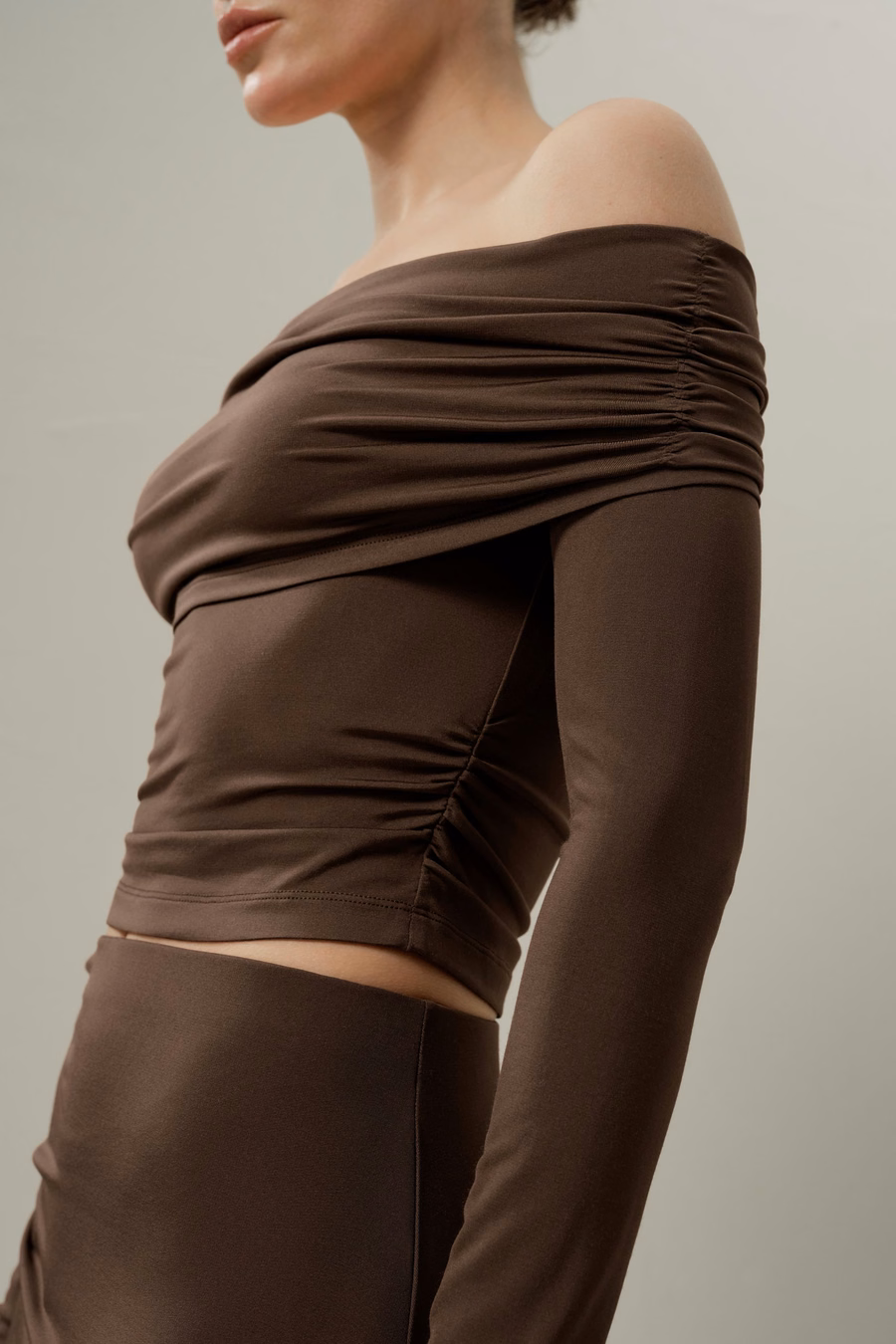 Seidenbreeze-Jersey Off-Shoulder Langarm-Top