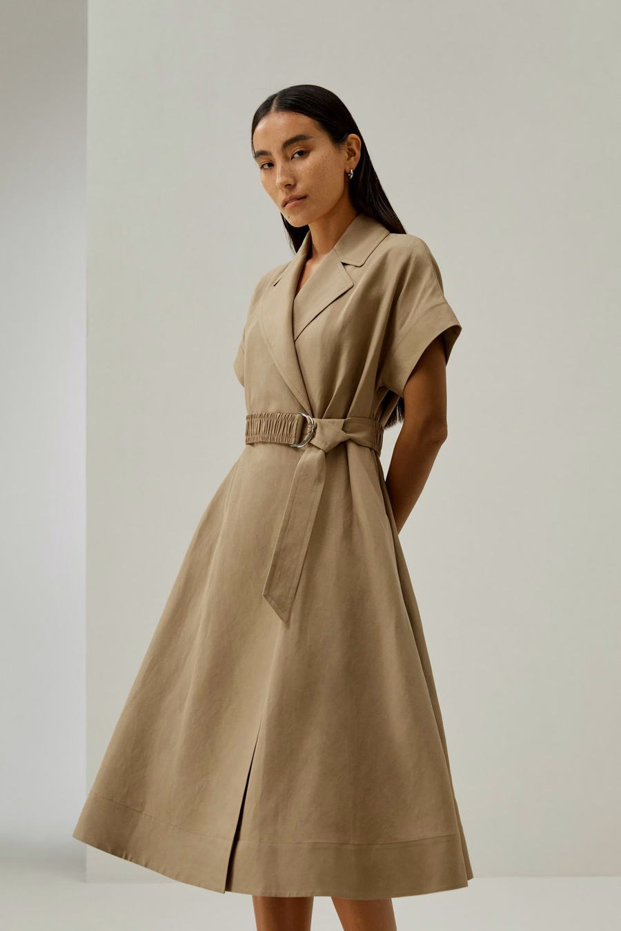 Kurzes ärmelloses Trenchcoat-inspiriertes Kleid