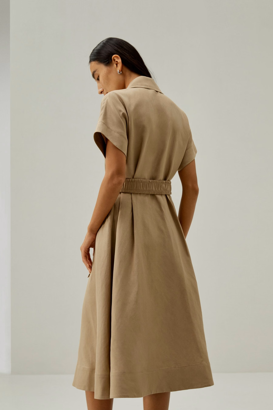 Kurzes ärmelloses Trenchcoat-inspiriertes Kleid