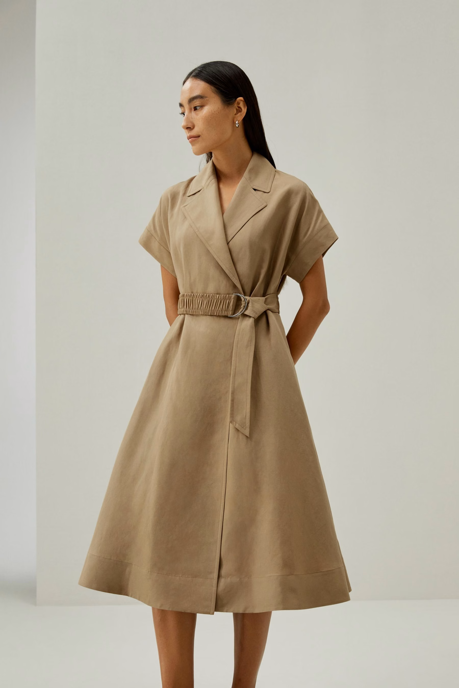 Kurzes ärmelloses Trenchcoat-inspiriertes Kleid