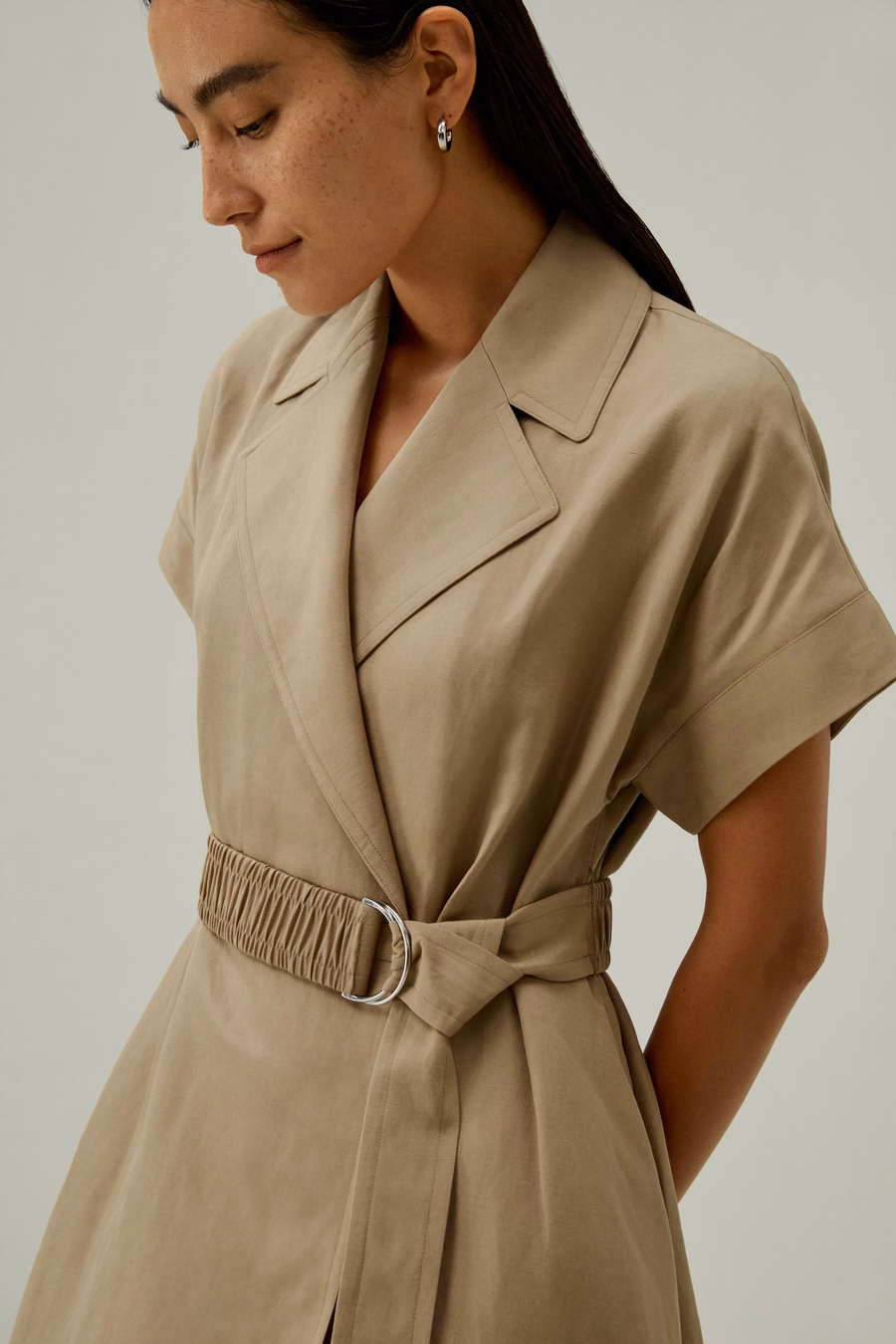 Kurzes ärmelloses Trenchcoat-inspiriertes Kleid