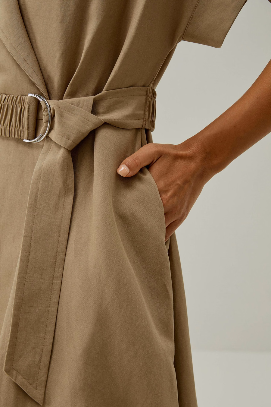 Kurzes ärmelloses Trenchcoat-inspiriertes Kleid