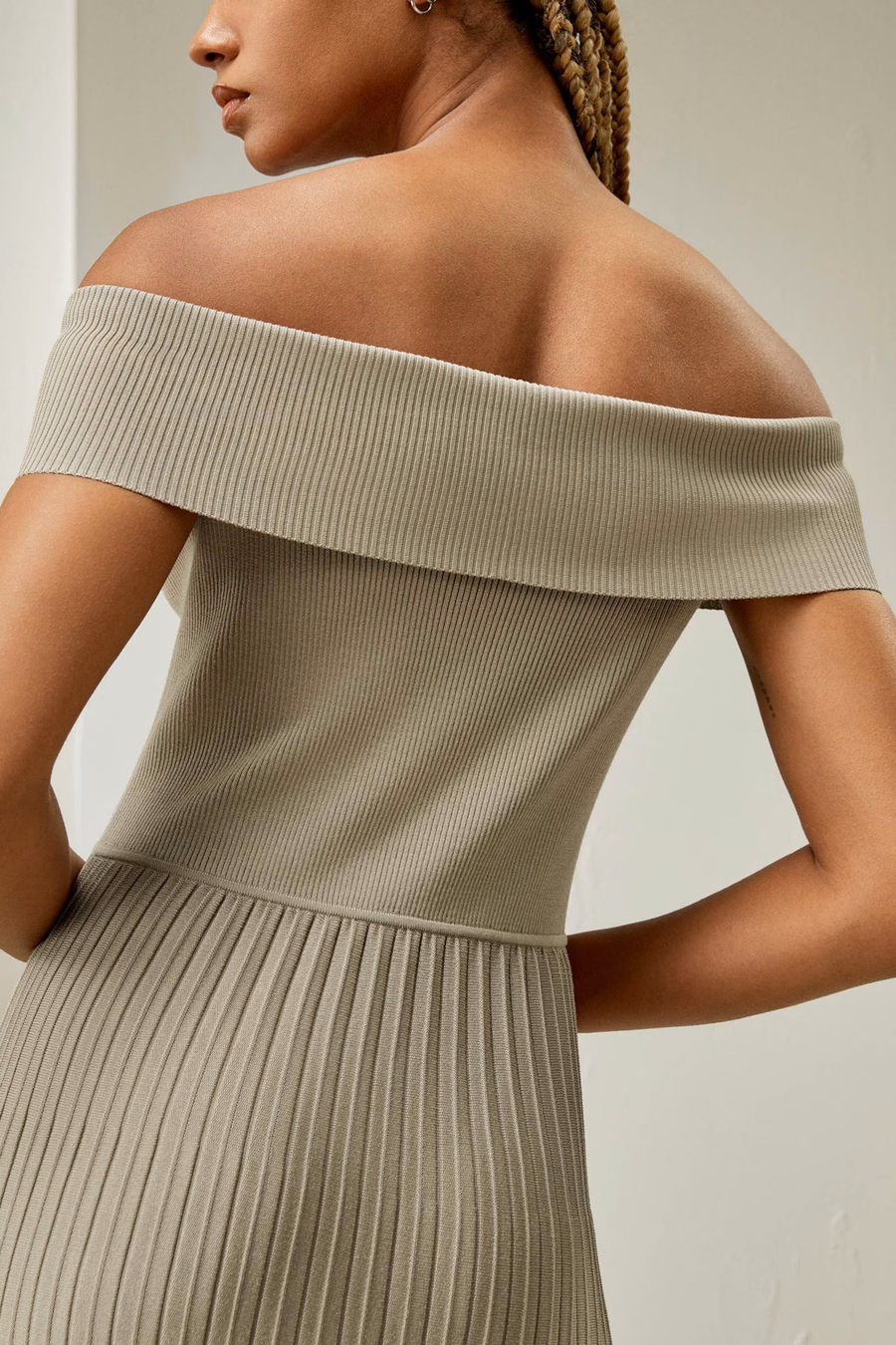 Schulterfreies Hybrid-Faltenkleid