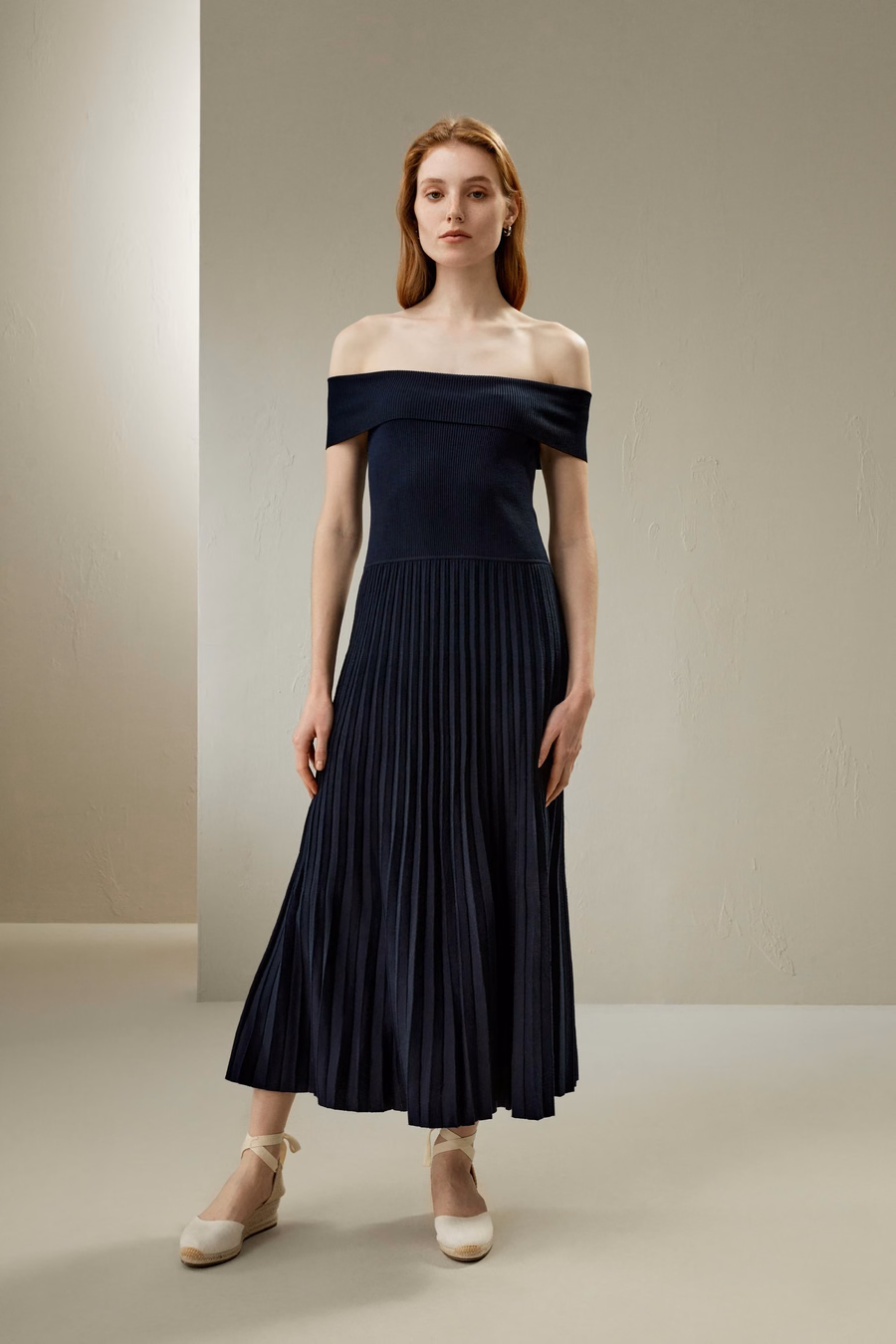 Schulterfreies Hybrid-Faltenkleid