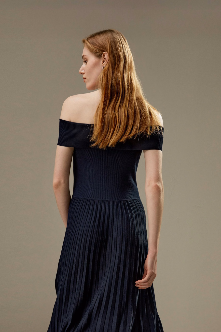 Schulterfreies Hybrid-Faltenkleid