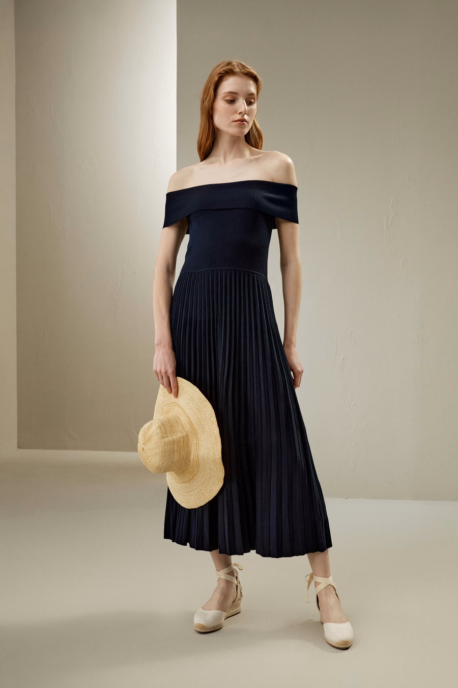 Schulterfreies Hybrid-Faltenkleid