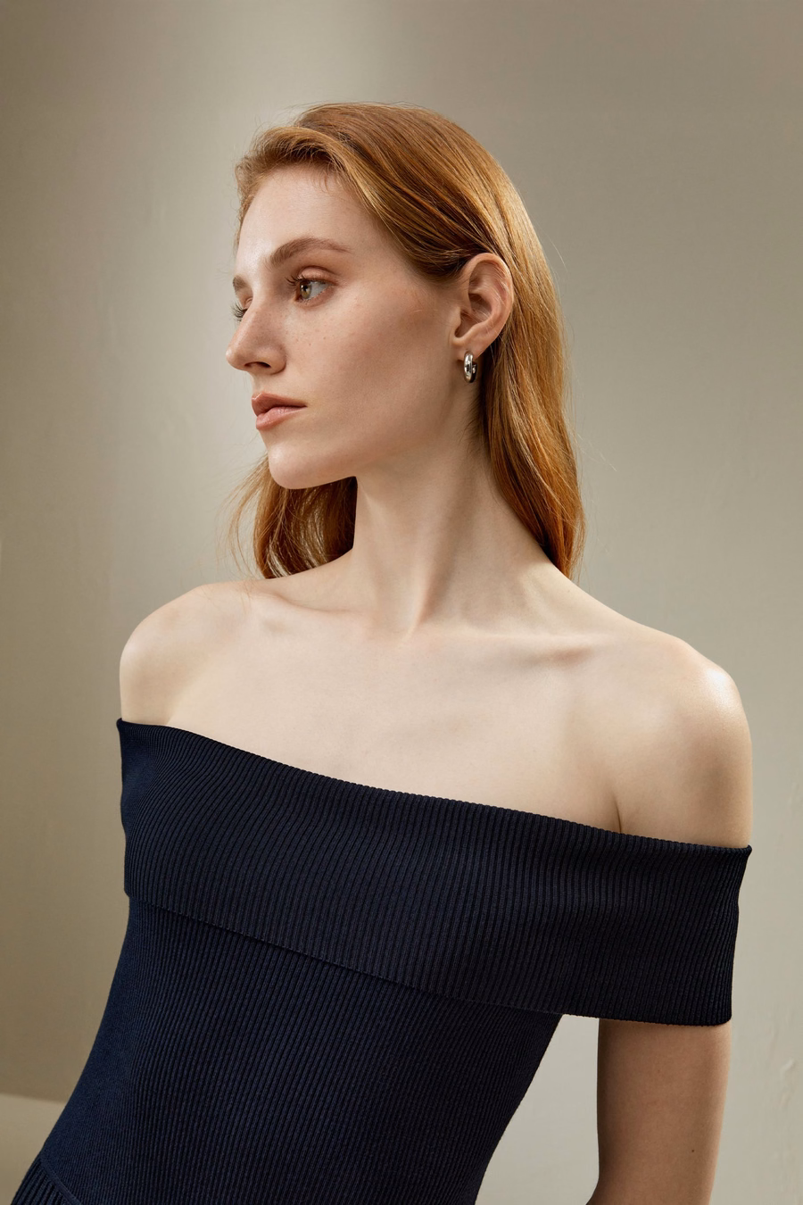 Schulterfreies Hybrid-Faltenkleid
