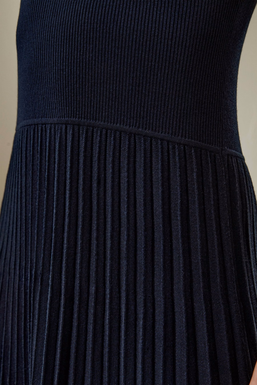 Schulterfreies Hybrid-Faltenkleid