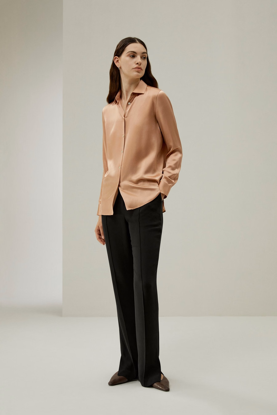 Minimalistischer Placket-Seidenbluse mit Muscheltasten