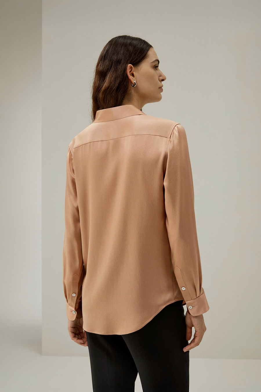 Minimalistischer Placket-Seidenbluse mit Muscheltasten