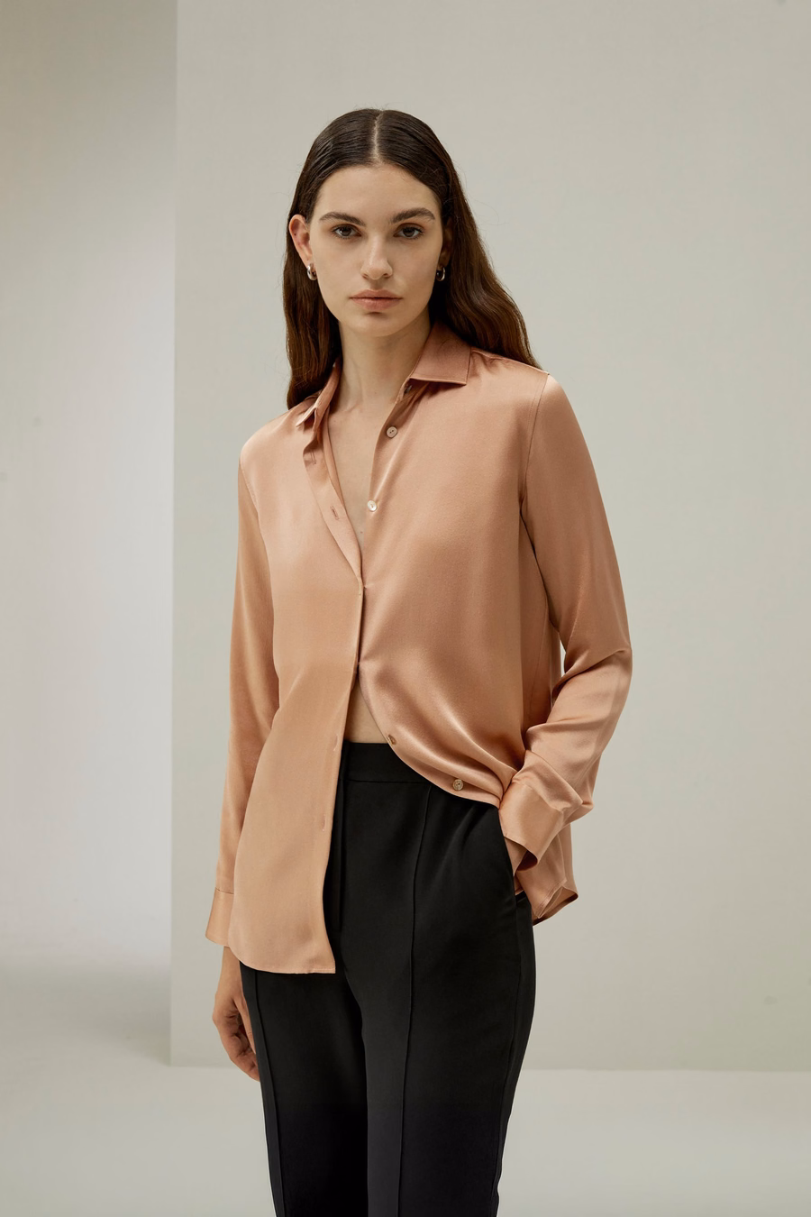Minimalistischer Placket-Seidenbluse mit Muscheltasten