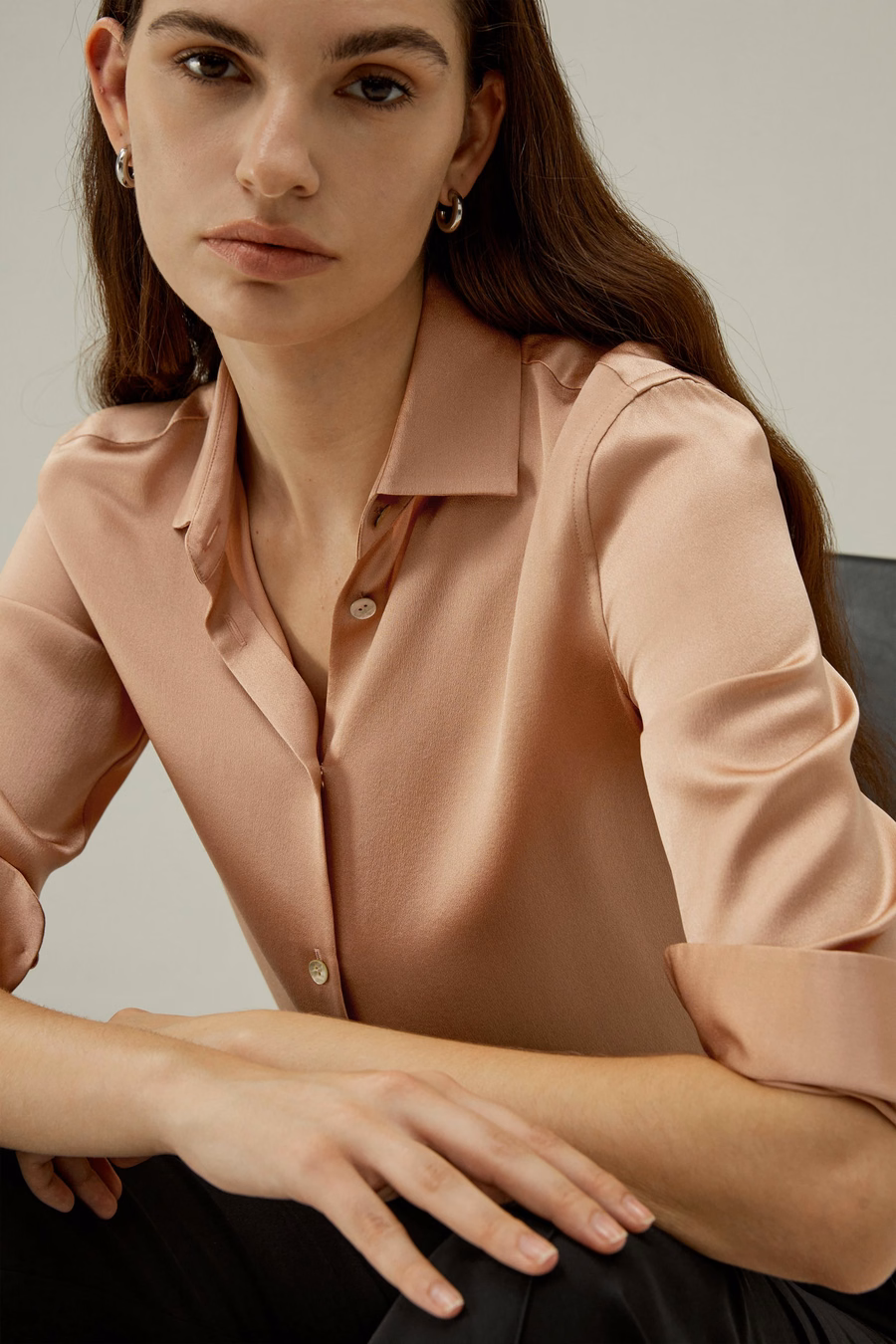 Minimalistischer Placket-Seidenbluse mit Muscheltasten