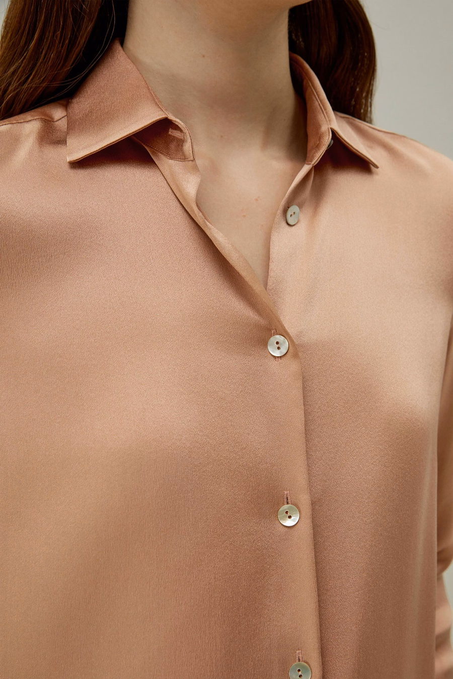 Minimalistischer Placket-Seidenbluse mit Muscheltasten
