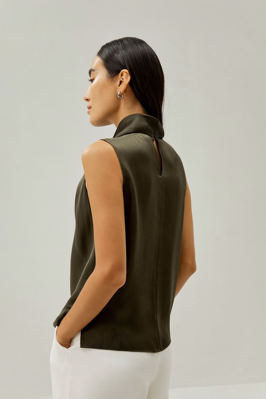 Asymmetrisches ärmelloses Top mit Cowl-Neck