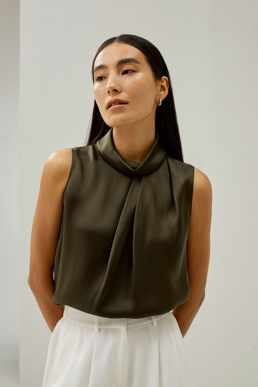 Asymmetrisches ärmelloses Top mit Cowl-Neck