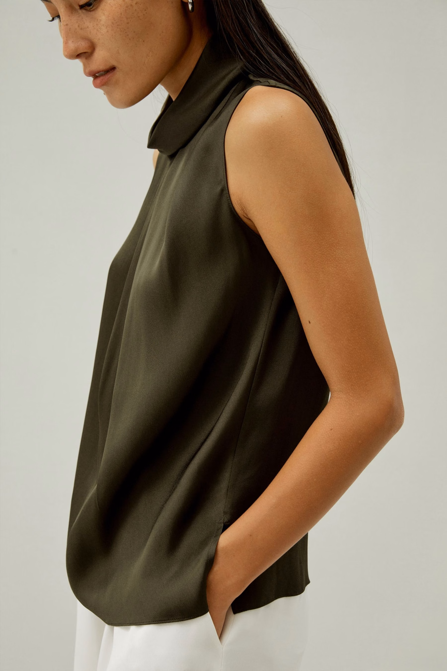 Asymmetrisches ärmelloses Top mit Cowl-Neck