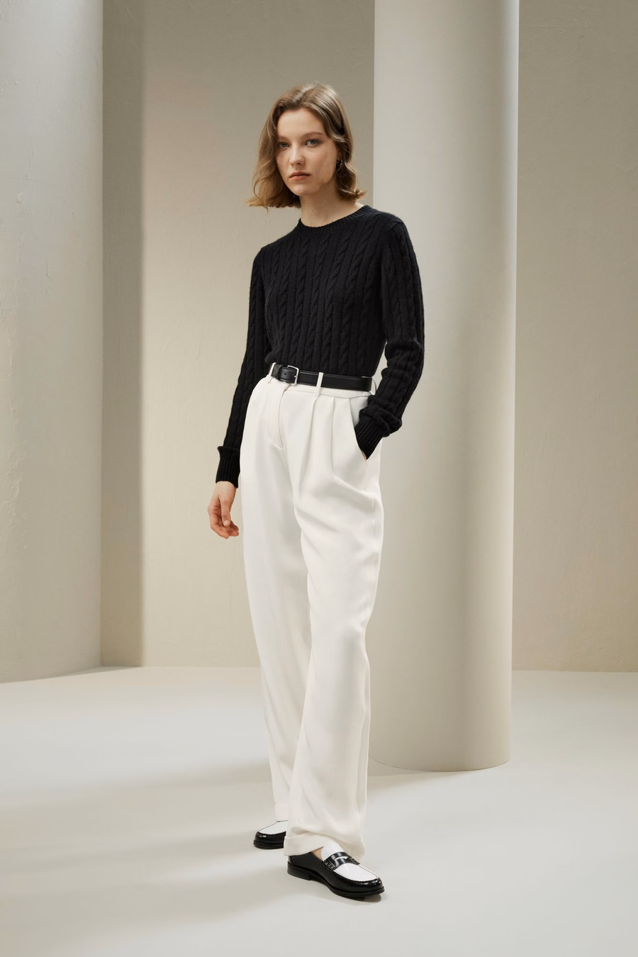 Klassischer Kabelstrickpullover mit gerippten Kanten