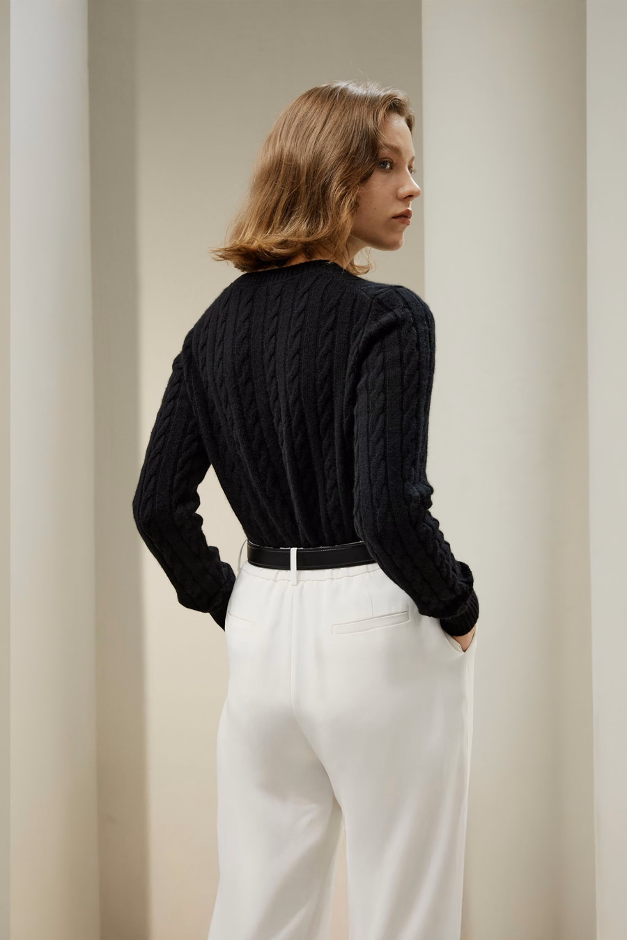 Klassischer Kabelstrickpullover mit gerippten Kanten