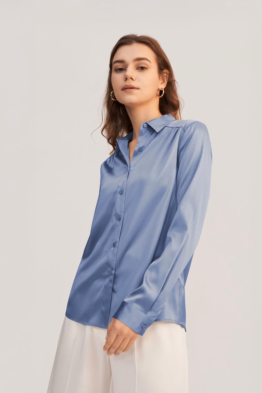 Langärmlige Bluse aus Seide mit Kragen