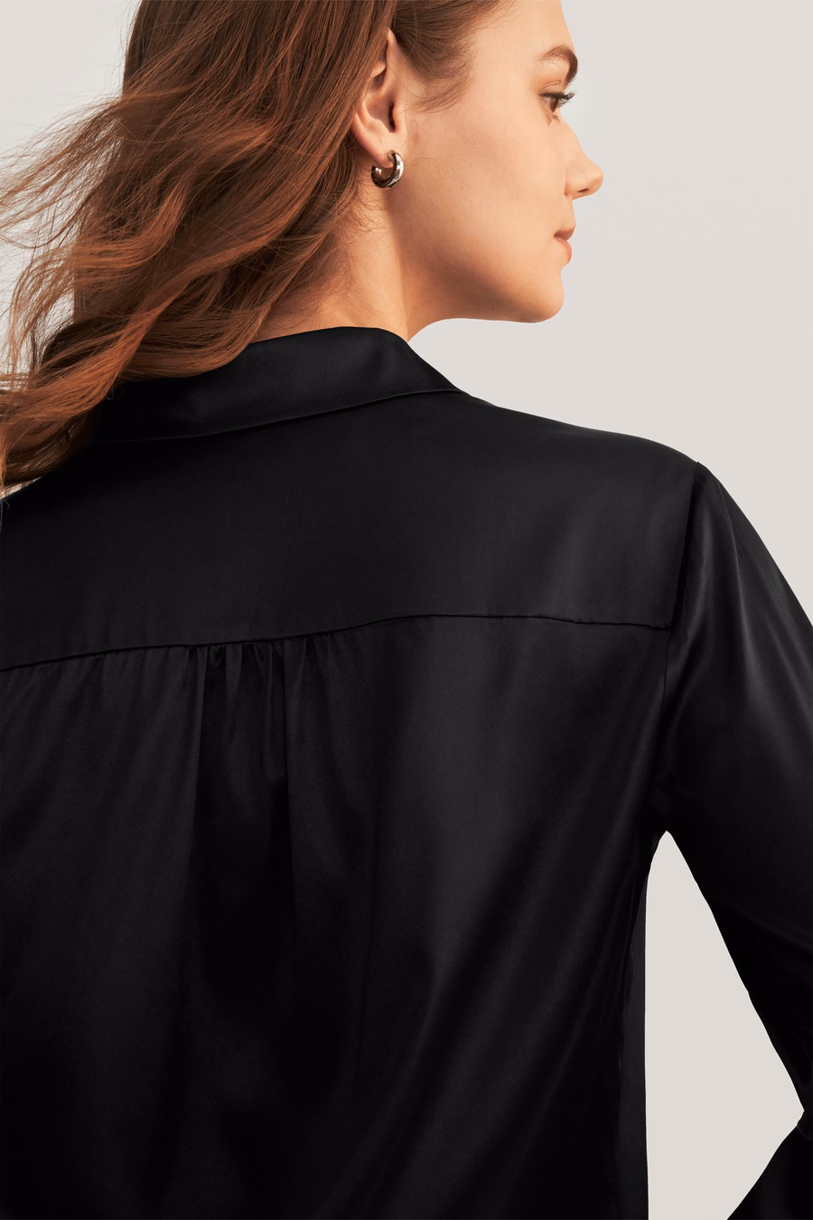Langärmlige Bluse aus Seide mit Kragen