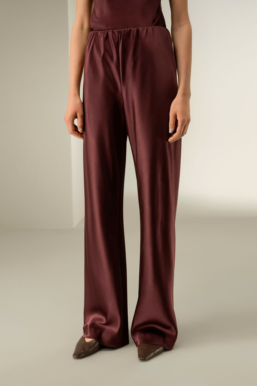 Geradebeene Seidensatin-Hosen