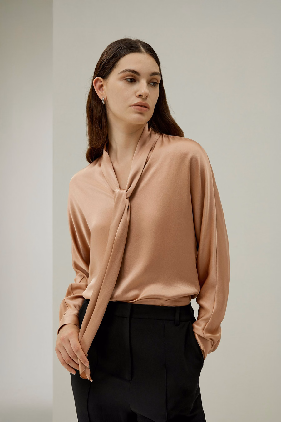 Bat Sleeve Seidenoberteil mit verstellbarem Halstuch