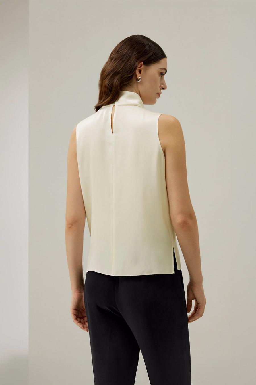 Asymmetrisches ärmelloses Top mit Cowl-Neck