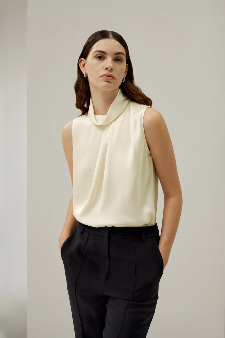 Asymmetrisches ärmelloses Top mit Cowl-Neck
