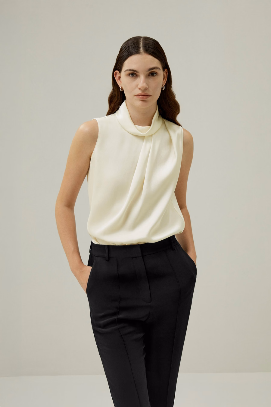 Asymmetrisches ärmelloses Top mit Cowl-Neck