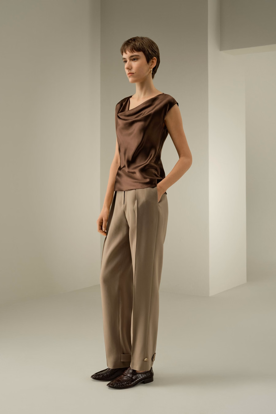 Ärmelloses Top mit Cowlkragen und Slim Fit