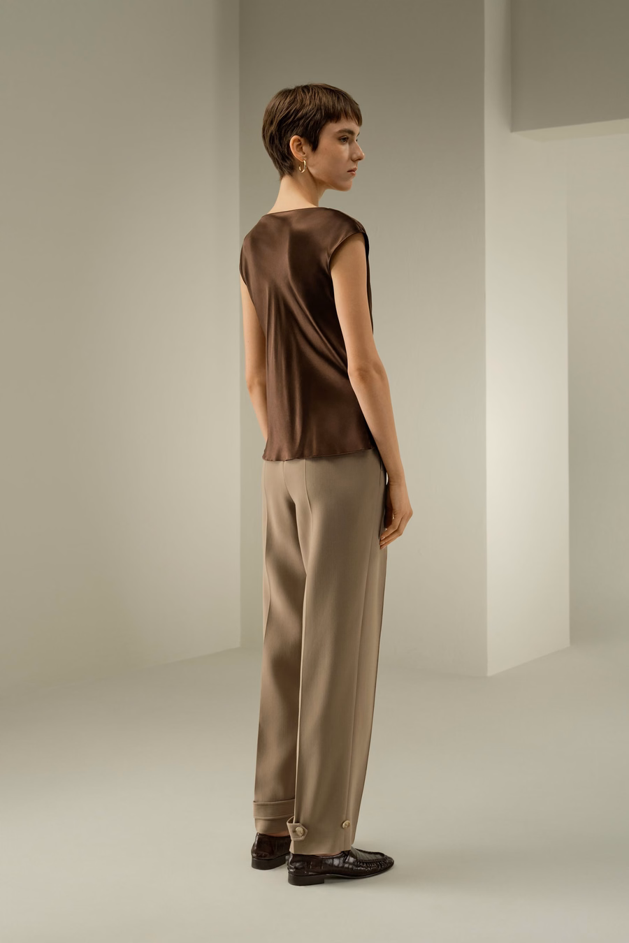 Ärmelloses Top mit Cowlkragen und Slim Fit