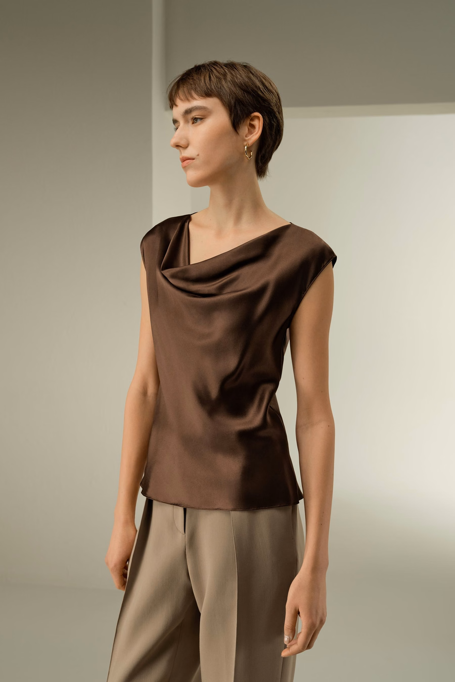 Ärmelloses Top mit Cowlkragen und Slim Fit