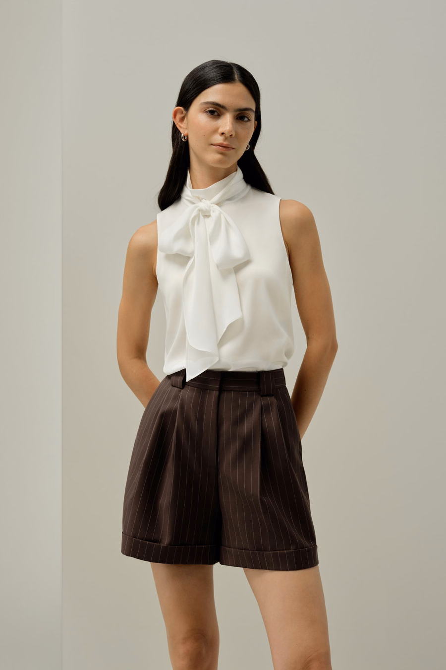 Ärmellose Seidenbluse mit Bindeband