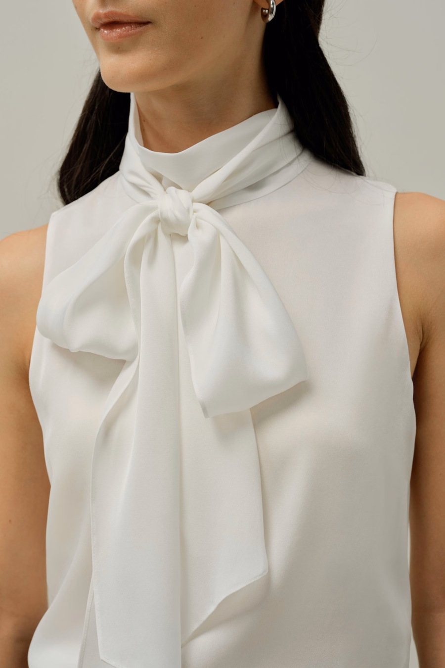 Ärmellose Seidenbluse mit Bindeband