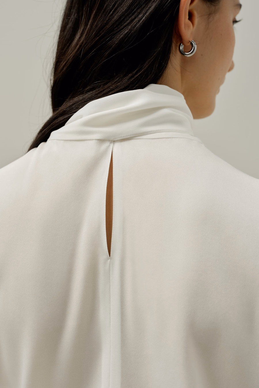 Ärmellose Seidenbluse mit Bindeband