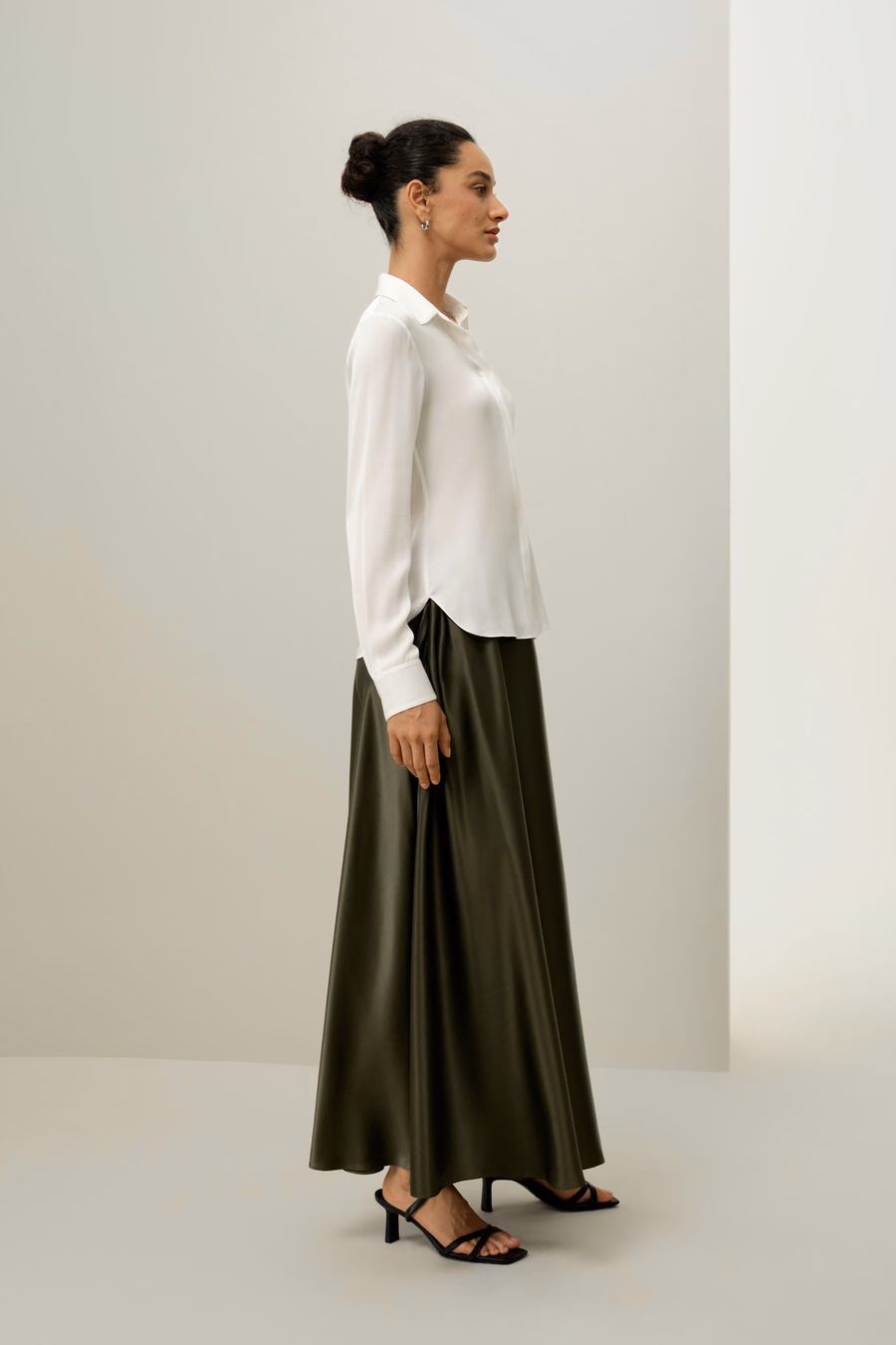 Elegantes Silhouette-Seidenhemd