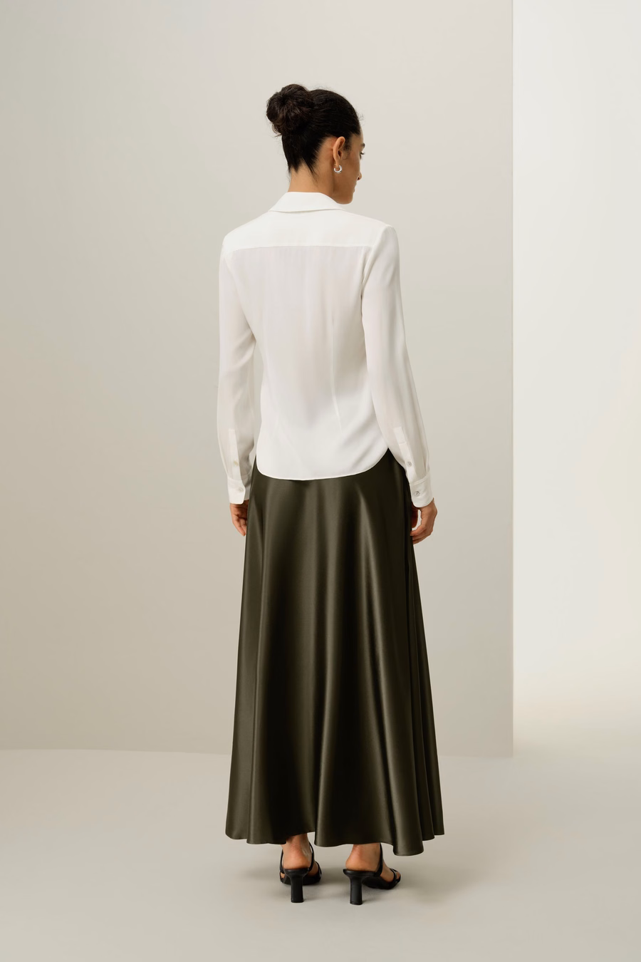 Elegantes Silhouette-Seidenhemd