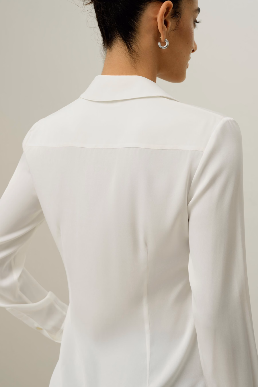 Elegantes Silhouette-Seidenhemd
