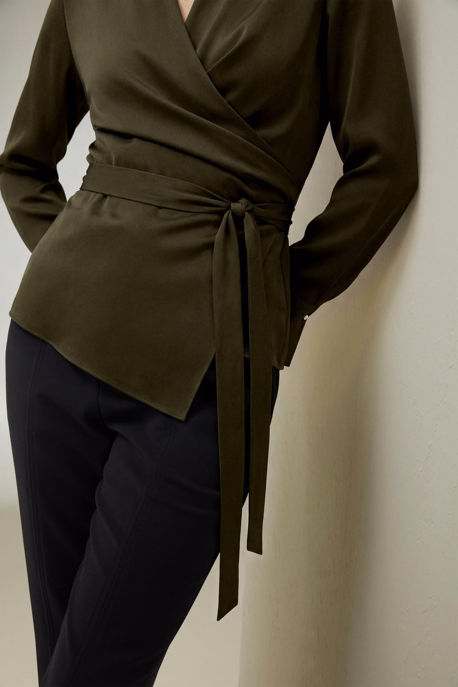 Seidige Wickelbluse