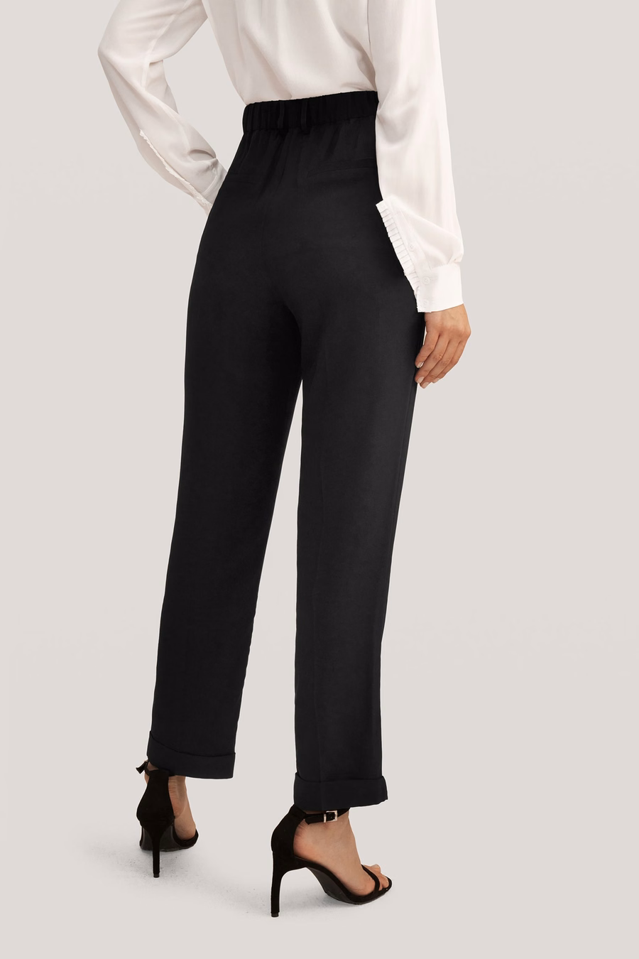Getaperte Seidenhose mit Bundfalte
