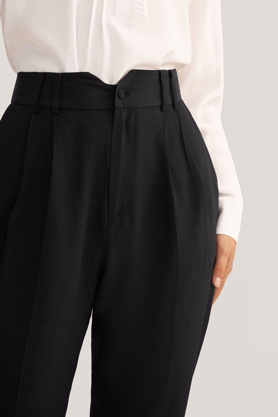 Getaperte Seidenhose mit Bundfalte