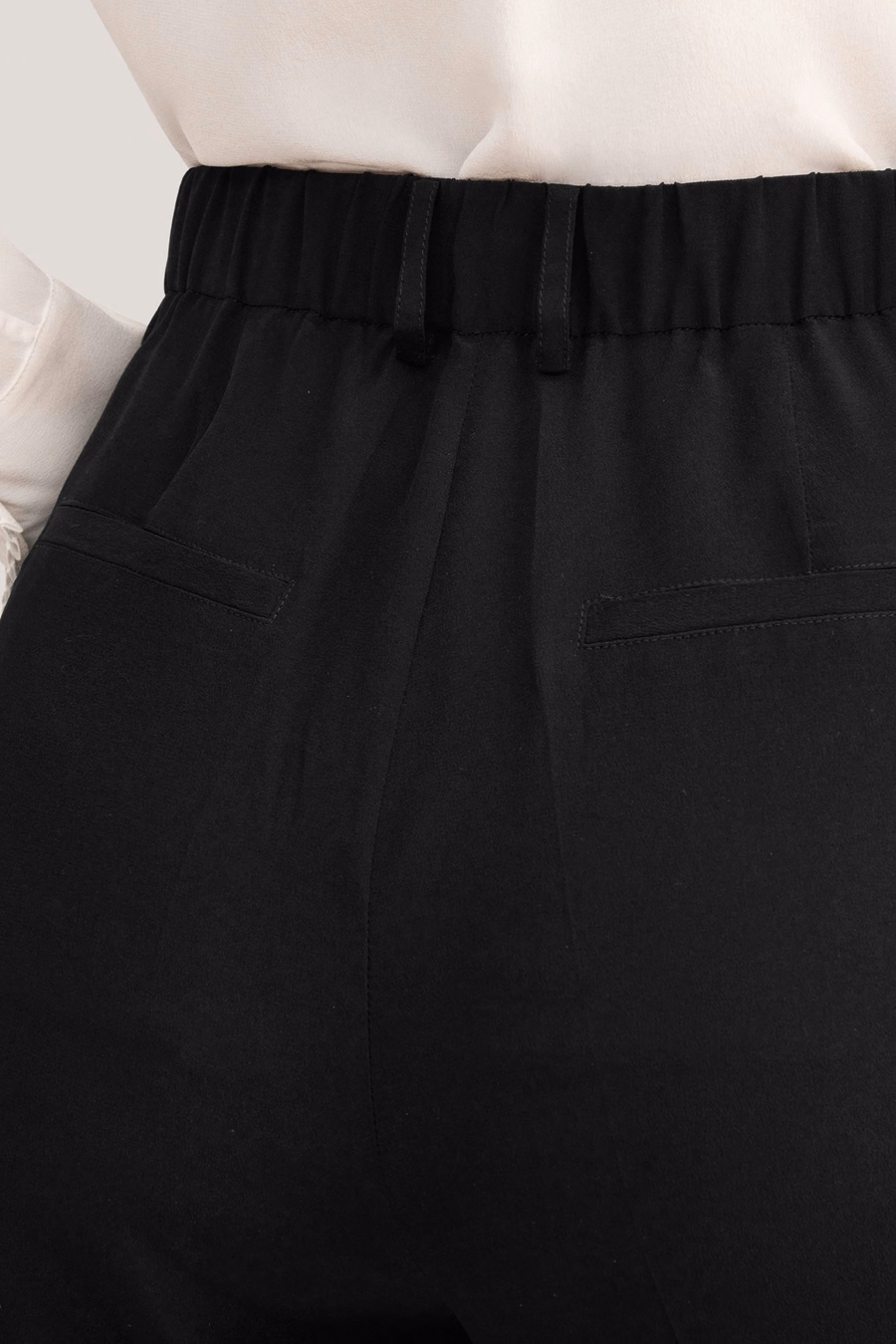 Getaperte Seidenhose mit Bundfalte
