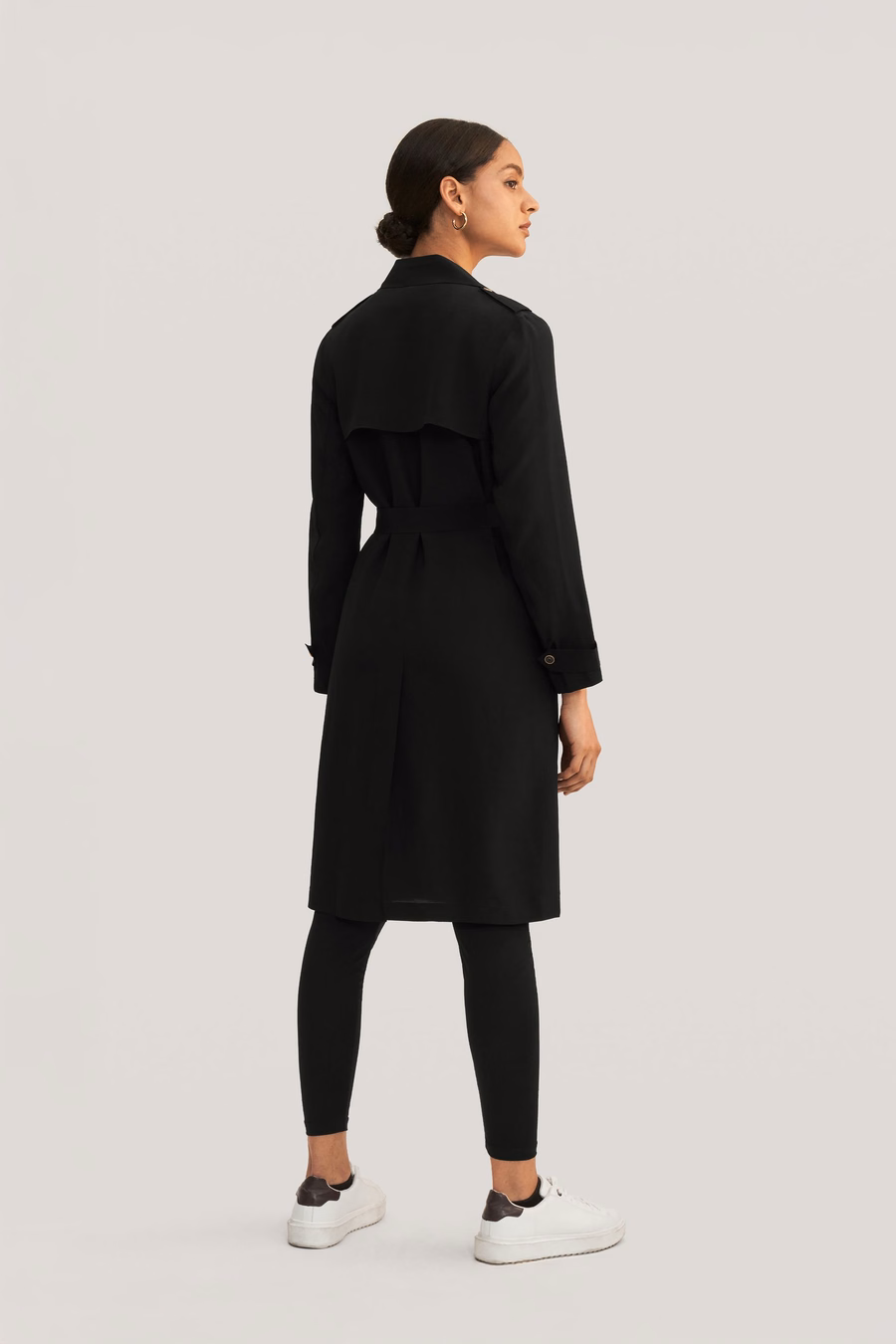Klassischer doppelt gereihter Seiden-Trenchcoat