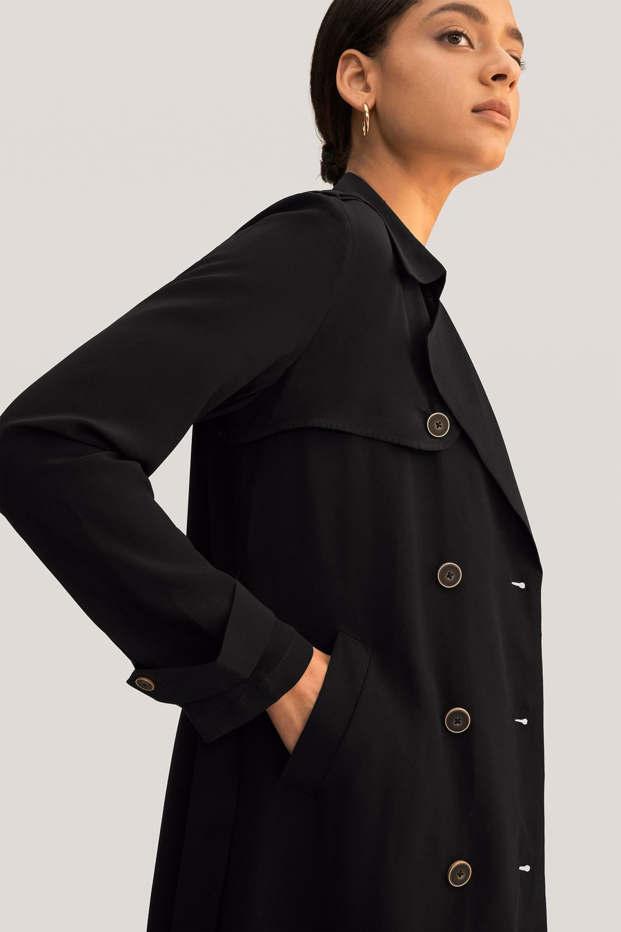 Klassischer doppelt gereihter Seiden-Trenchcoat
