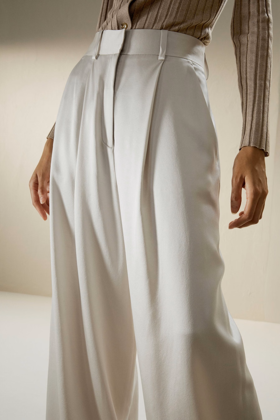 Hochtaillierte, weite, dichte Seidenhose